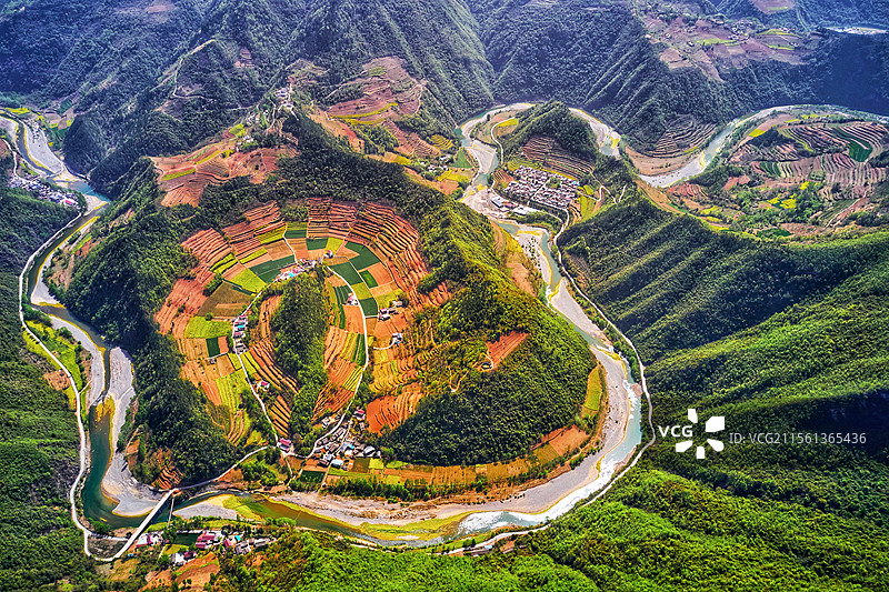汉中略阳白水江火山形梯田图片素材