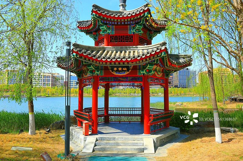 楼台亭阁映清湖，拱桥长河入画图绿树成荫花似锦，野鸭成群信天游通幽曲径连芳处，过眼烟波醉荷芦图片素材