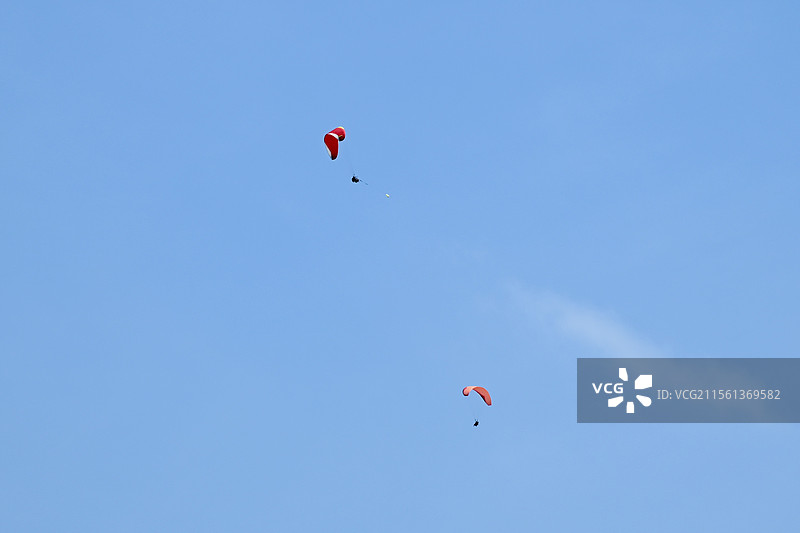 三亚海棠湾的滑翔伞图片素材