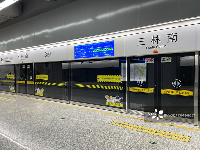 上海机场联络线三林南站站台屏蔽门与显示器图片素材