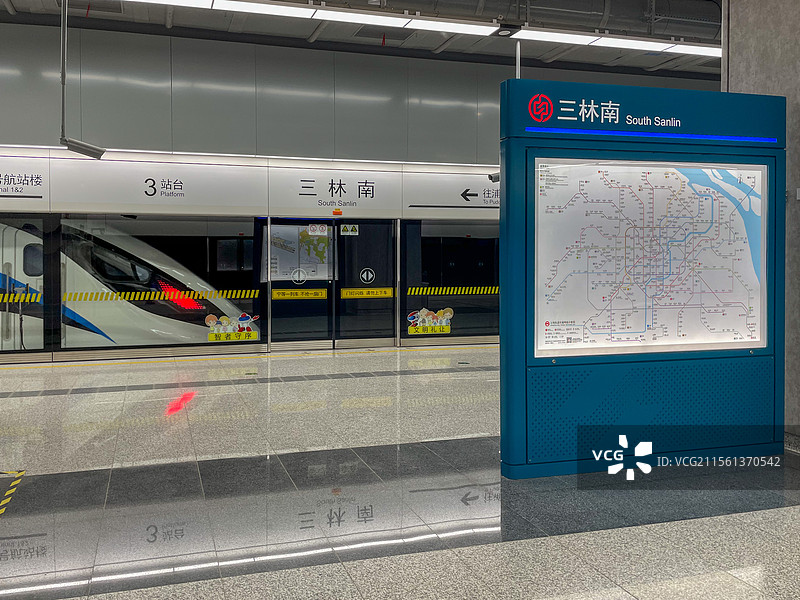 上海机场联络线三林南站站台列车抵达图片素材