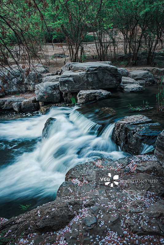 奥森公园的溪流瀑布图片素材