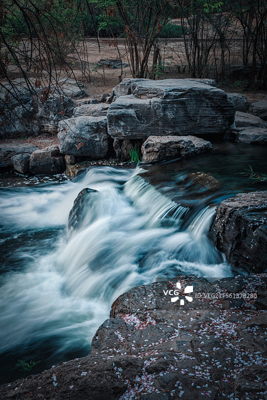 奥森公园的溪流瀑布图片素材