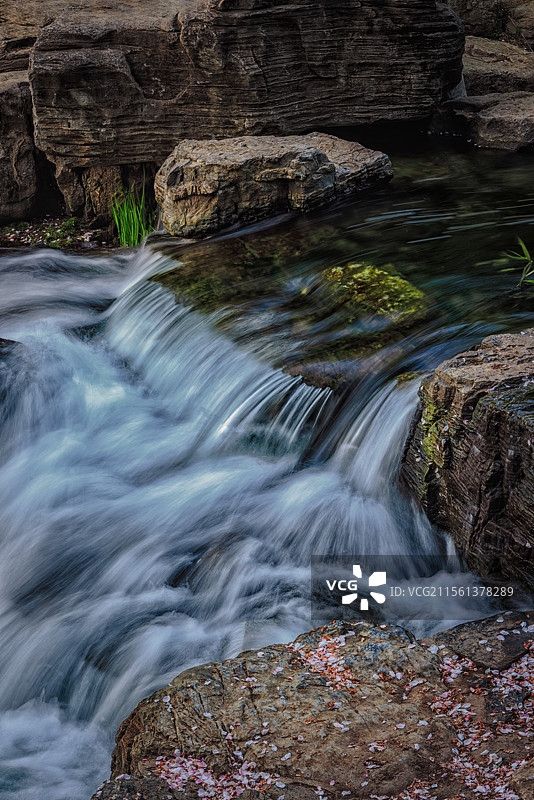 奥森公园的溪流瀑布图片素材
