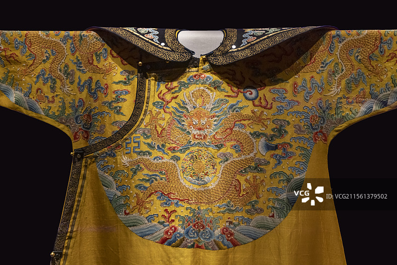 明黄色纳纱金龙纹男单朝袍（局部）-清乾隆-故宫博物院藏图片素材