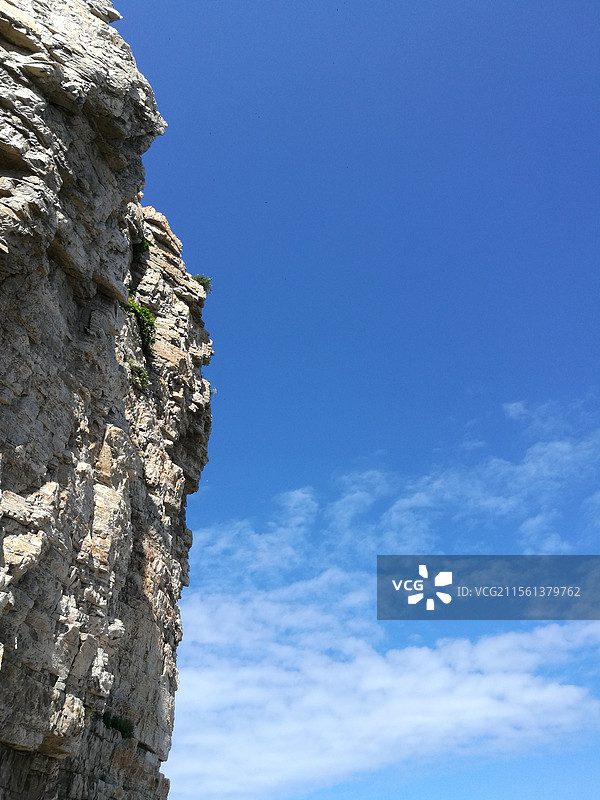 海边风光。蓝天白云高山。自然风光背景图图片素材