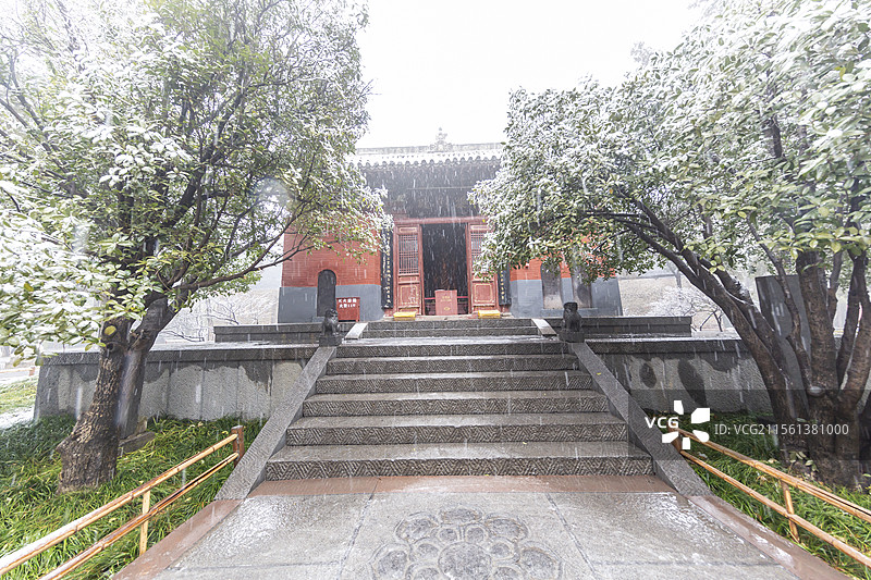 风雪中的河南洛阳白马寺：接引殿图片素材