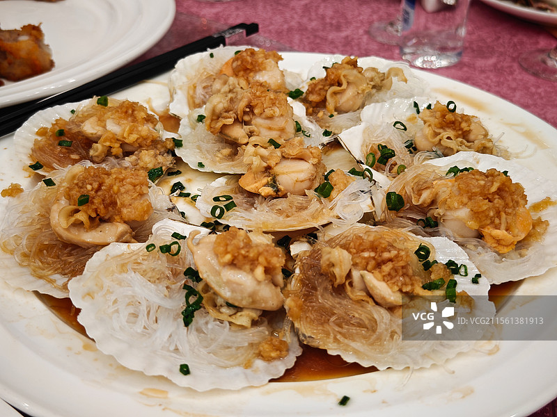 盘子里海鲜贝壳蒸粉丝的特写镜头图片素材