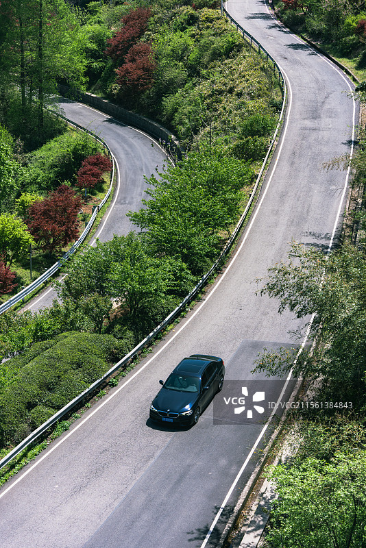 山路上行驶的车辆图片素材