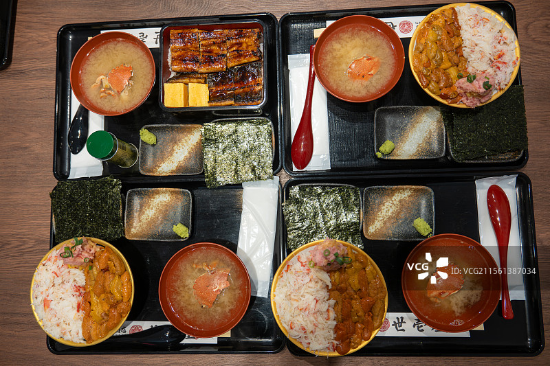 餐桌上用餐的俯视图图片素材