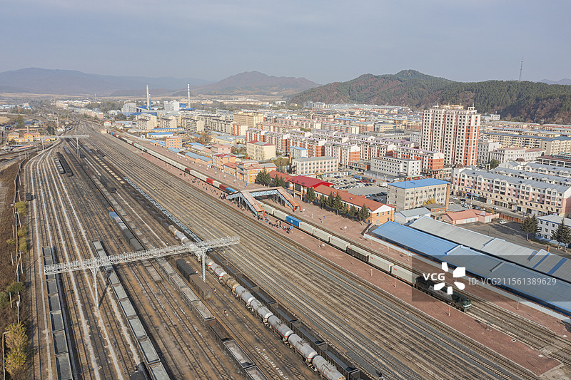 HXN5机车牵引全列集装箱列车停靠在绥佳铁路南岔站图片素材