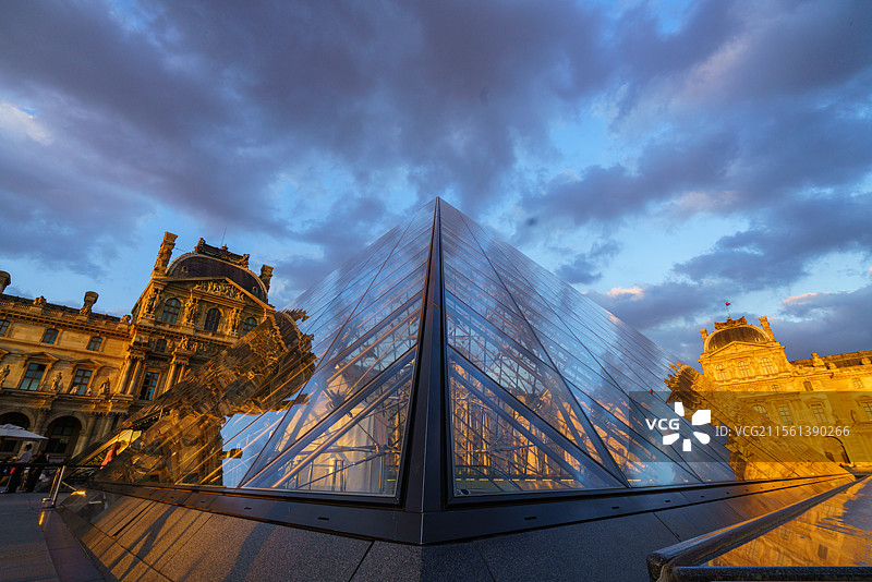 法国巴黎卢浮宫图片素材