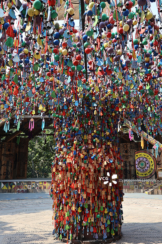 西双版纳热带雨林公园的爱伲山寨风光图片素材
