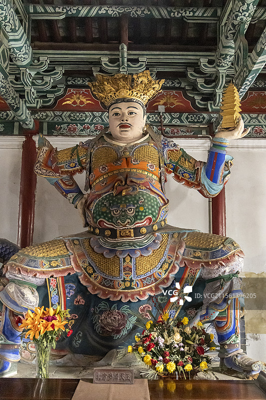 风雪中的河南洛阳白马寺：天王殿北方多闻天王图片素材