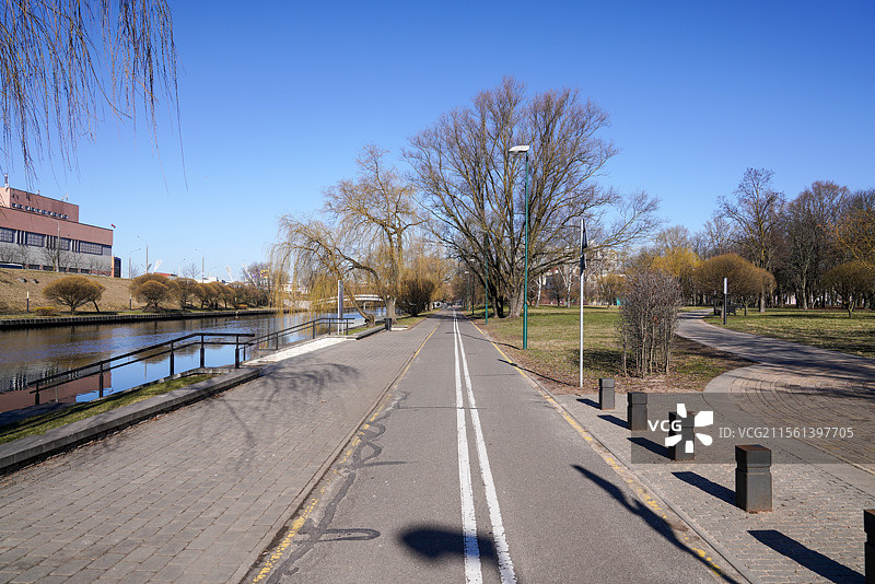 白俄罗斯 明斯克 蓝天映衬下的城市景色图片素材