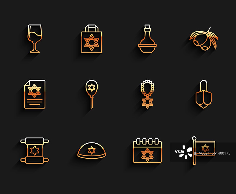 犹太教经文卷轴、犹太小帽和酒杯的陈列图片素材