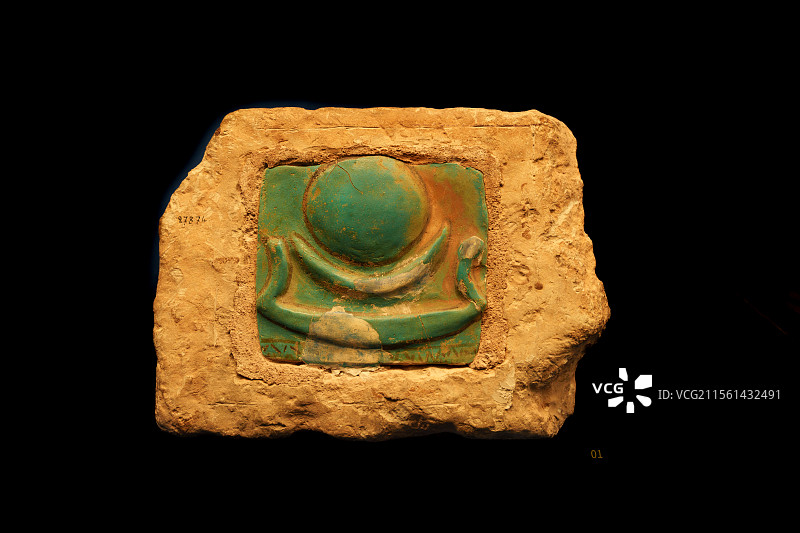 刻有月船的费昂斯板（石灰岩、费昂斯），后期埃及。埃及国家博物馆，上博古埃及大展图片素材