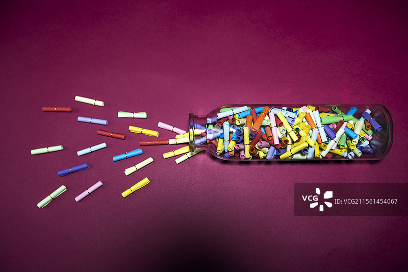 透明玻璃瓶装满了彩色卡片图片素材