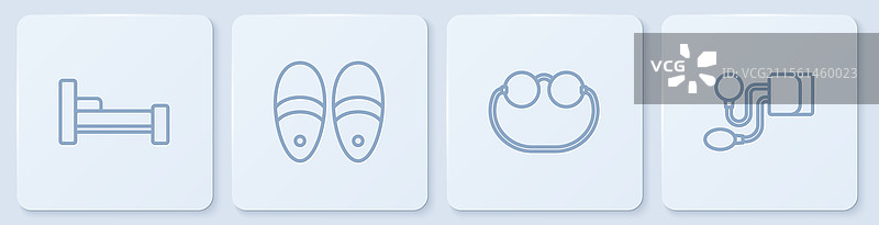 床上摆放着眼镜、拖鞋和血迹图片素材