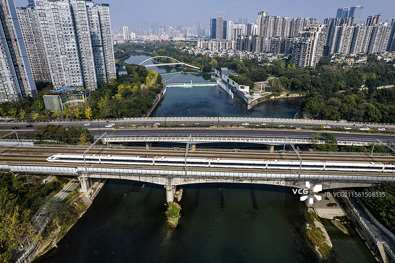航拍成都锦江上铁路桥和列车图片素材