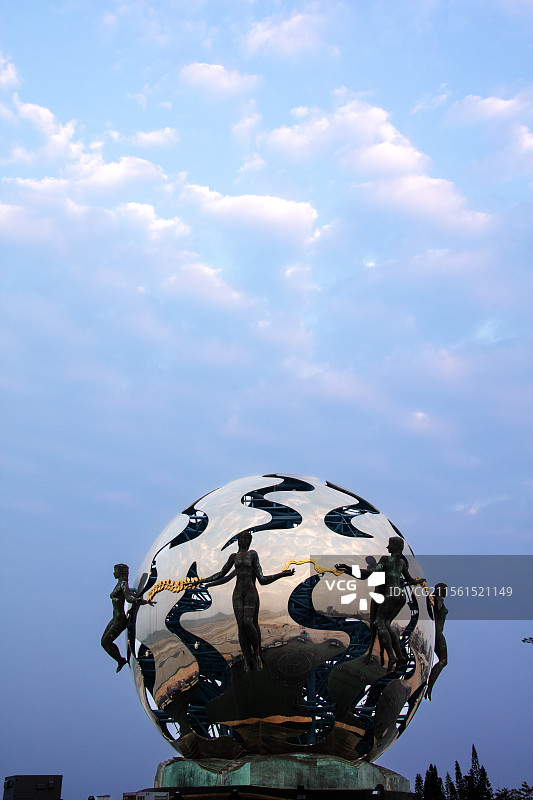 清晨的北海银滩海滩公园巨型雕塑图片素材
