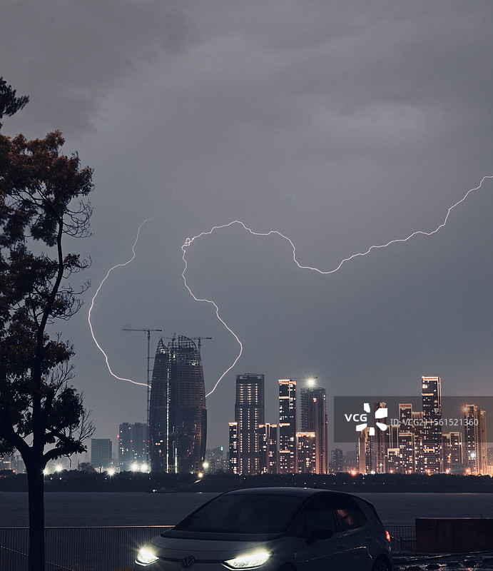 闪电掠过武汉滨江高楼图片素材