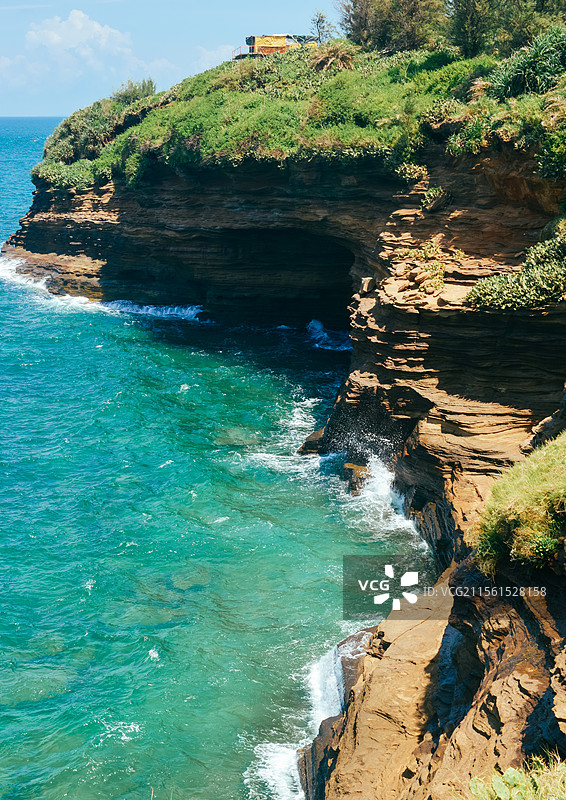 中国广西北海涠洲岛悬崖上看到的南海及岛屿景色图片素材
