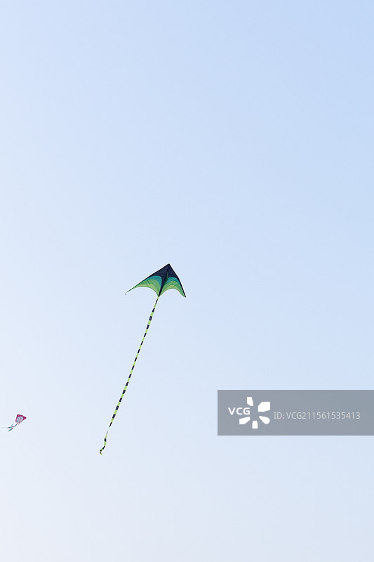 风筝在晴空中飞翔的低角度视图图片素材