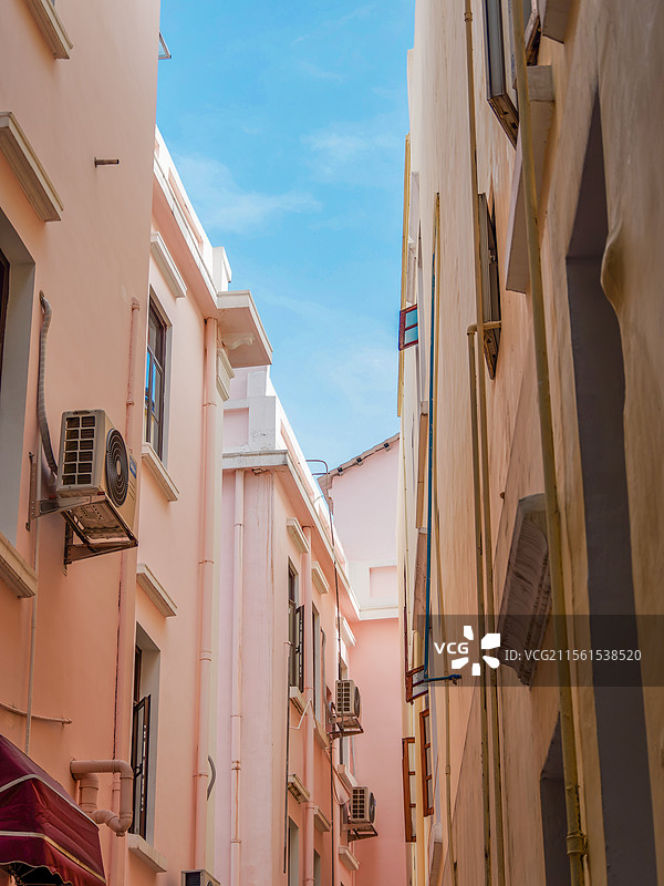 广州文德路欧式建筑城市建筑的低角度视角图片素材