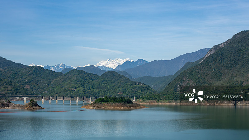 紫坪铺水库和雪山的合影图片素材