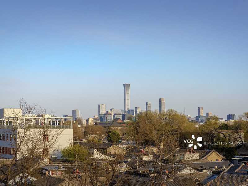 蓝天映衬下的城市景观图片素材