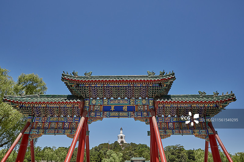 北京北海公园白塔喇嘛塔积翠牌楼牌坊风景北京旅游图片素材