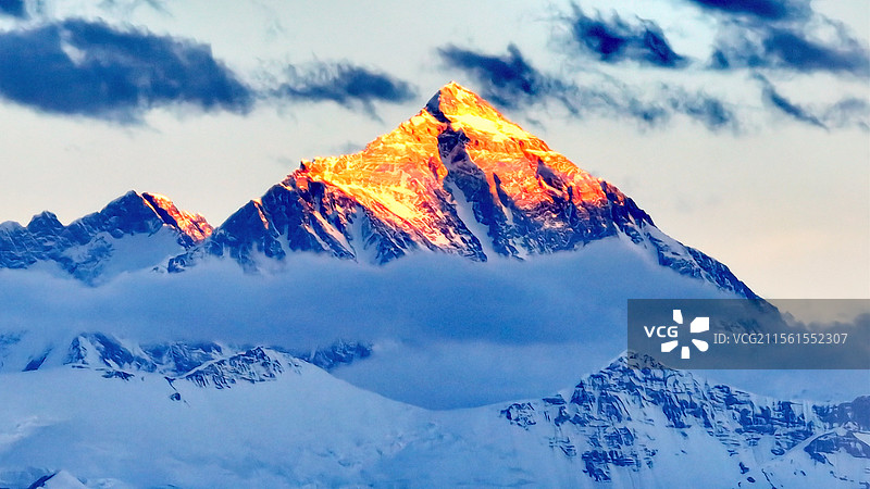 珠峰浴金映霄汉图片素材