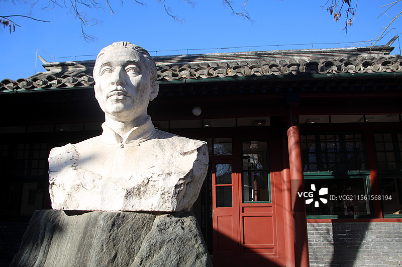 茅盾故居的石雕像图片素材