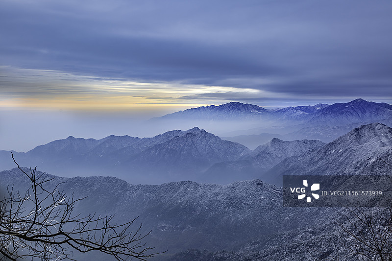 湖北通山县九宫山冰雪中的一抹朝霞图片素材