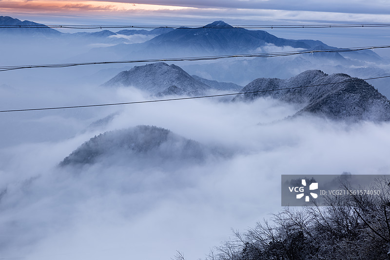 冰雪云雾中的湖北通山县九宫山输电线图片素材