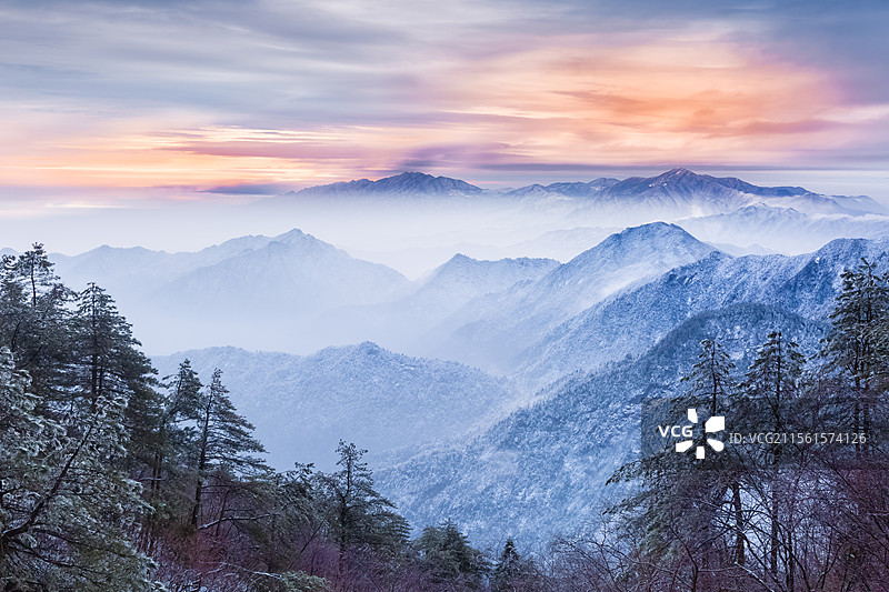 冰雪中的湖北通山县九宫山朝霞图片素材