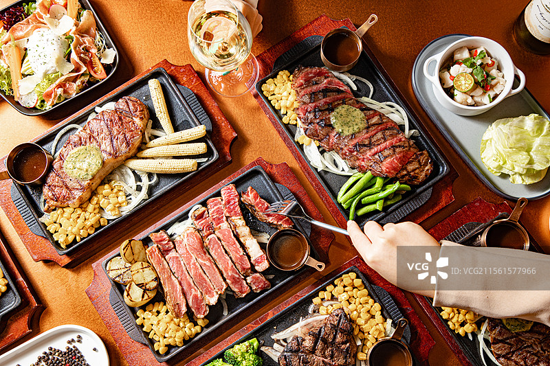 牛肉牛排牛排盛宴煎牛排牛肉牛菲力肉眼西冷腹心肉粉嫩牛肉纪念日烤肉牛肉沙拉酱牛排酱海盐澳洲牛肉西餐牛排图片素材