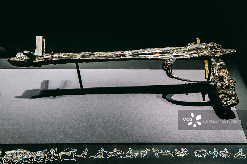 湖北省博物馆的战国彩绘漆画弩图片素材