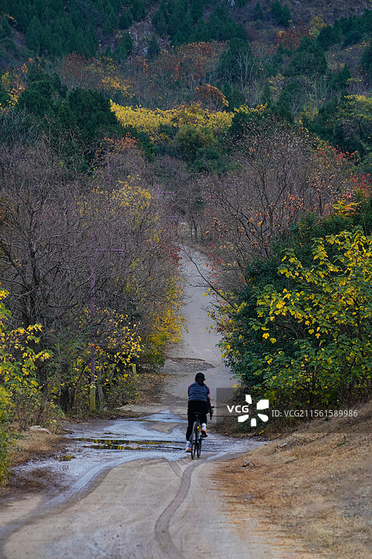 徐州贾汪大洞山骑行者图片素材