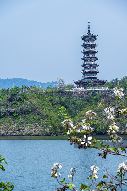 江西赣州于都城市风光——贡水河畔宝塔公园的重光宝塔图片素材