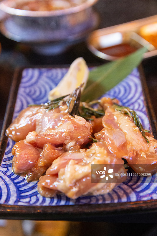 一盘日式炭火烤肉鸡肉图片素材