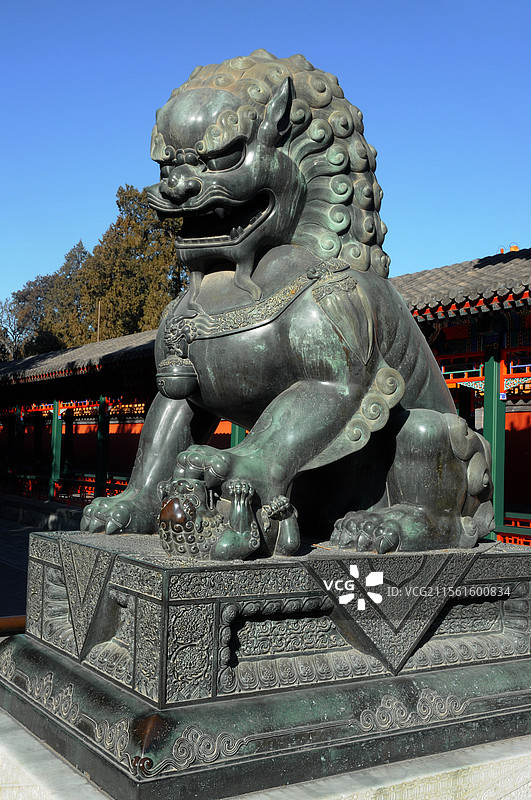 北京颐和园佛香阁排云门前的铜狮子图片素材