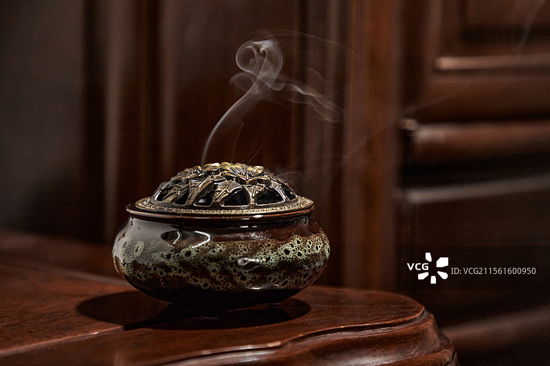 冒烟的香炉图片素材