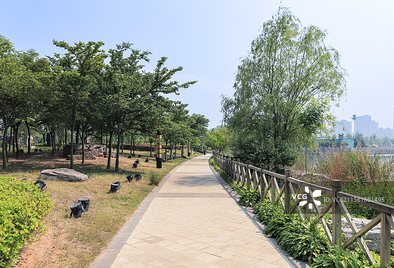 青岛西海岸新区城市阳台景区人行步道图片素材