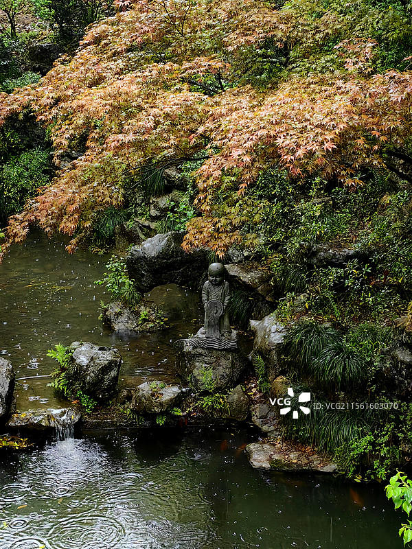 浙江杭州永福禅寺风景，小和尚雕塑，佛教雕塑图片素材