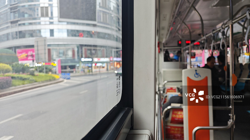 行驶的公交车图片素材