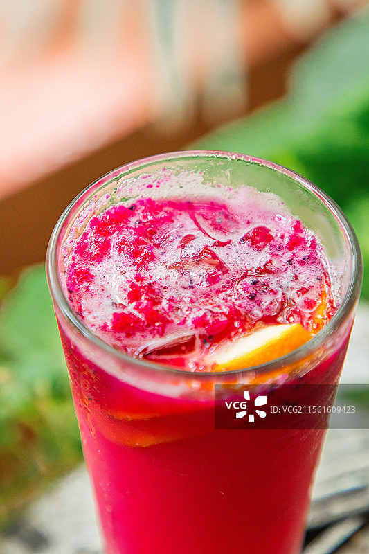 鲜榨果汁火龙果汁火龙果可尔必思果汁冰饮料饮料图片素材