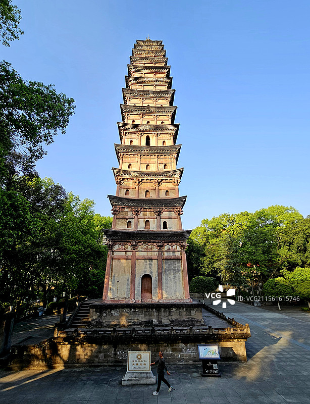 南充白塔：万寿之塔。无量宝塔是四川保留唐塔遗风的宋塔之一，该塔为方形十三层仿木构楼阁式砖塔通高37米图片素材