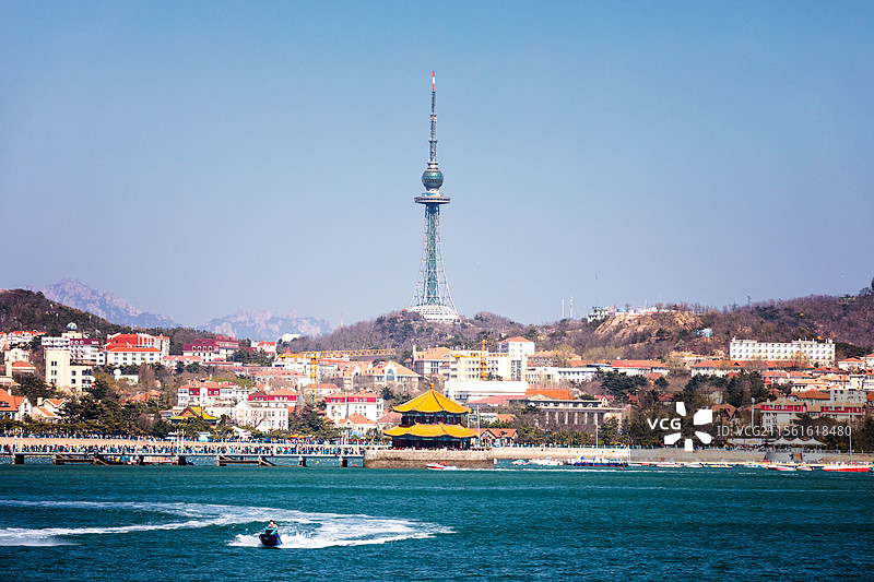 青岛滨海栈桥风光，栈桥与电视塔同框图片素材